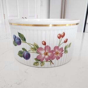 Elegant Fine Porcelaine English Bowl with Gold Trim - Royal Worcester